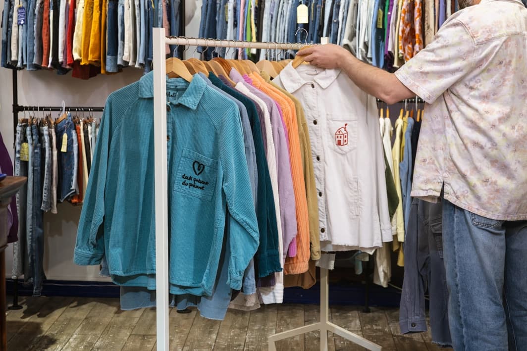 Bianca et Grégory devant leur boutique BiArts à Toulouse