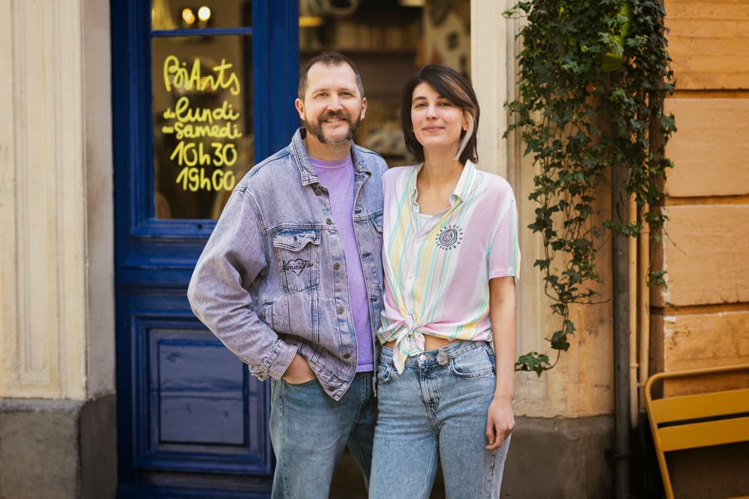 Bianca et Grégory devant leur boutique BiArts